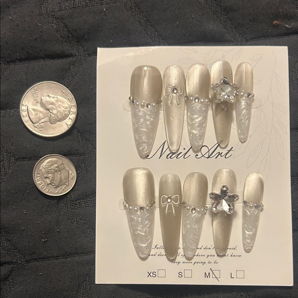 Handmade Elegant Silver Nail Press-On Set - Picture 5 of 7